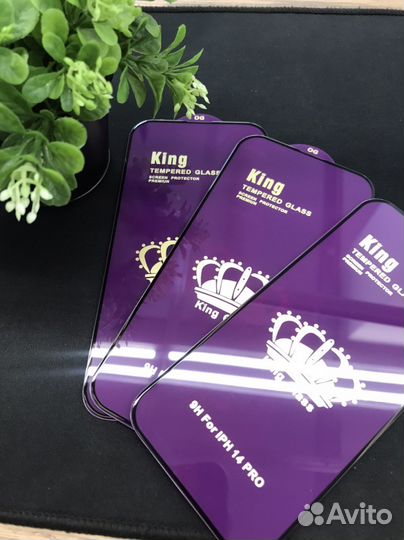 Защитное стекло на iPhone 14 pro