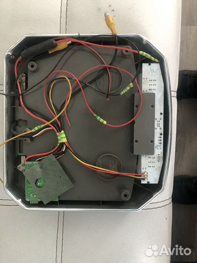 Монитор в автомобиль на потолок