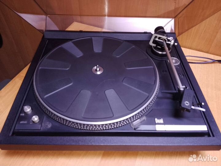 Проигрывать винила Dual CS-604