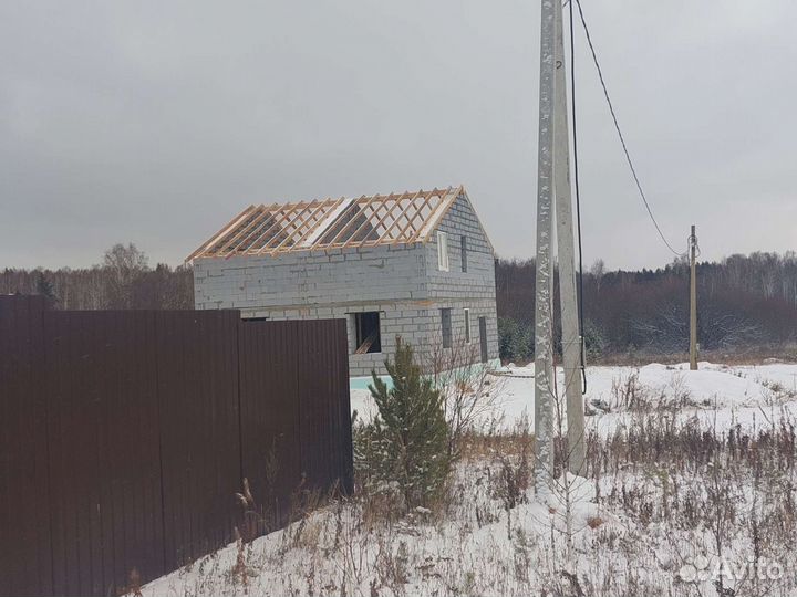 Кладка блока, каменщик, возведение стен