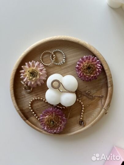 Украшение для женщины