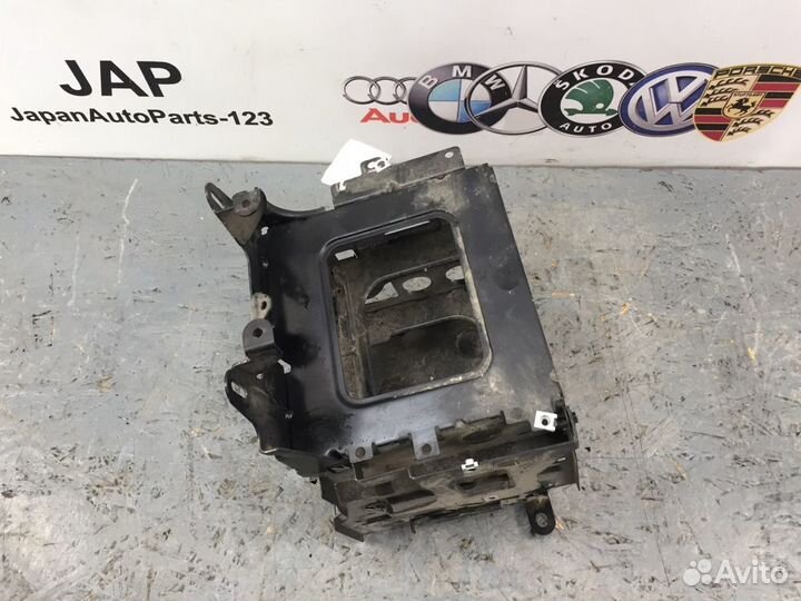 Кронштейн электронных блоков Audi A5 8T cdnc 2011