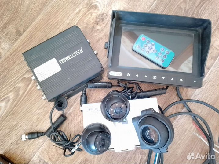 Камеры видеонаблюдения с экраном и видеомагнитофон