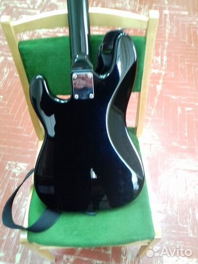 Фирменнная бас гитара