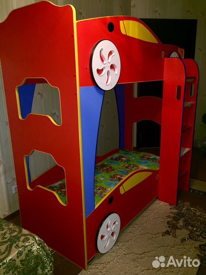 Двухъярусная детская кровать с матрасами