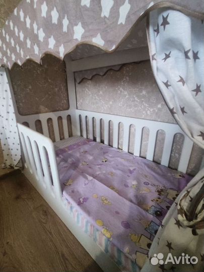 Детская кроватка домик