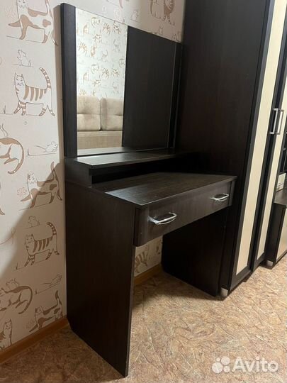 Туалетный столик с зеркалом