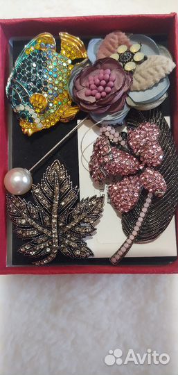 Набор брошей