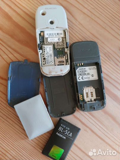 Старый кнопочный телефон