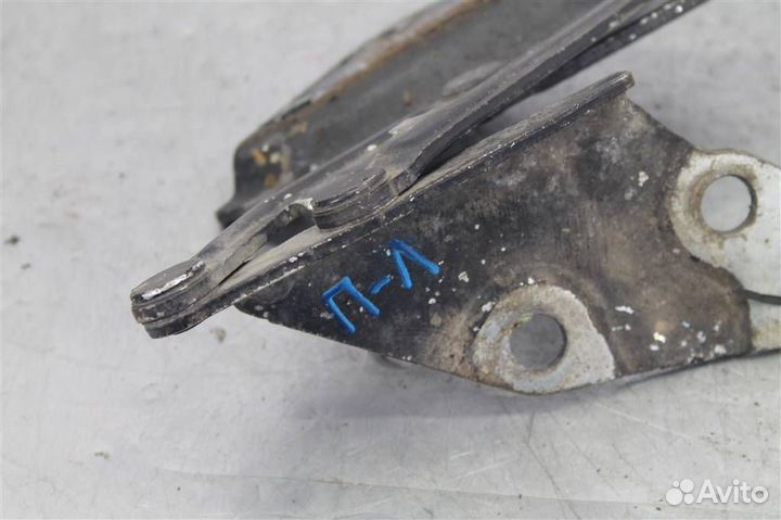 Петля капота левая Volkswagen Touareg (02-07)