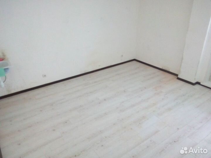 Укладка линолеума или ламината