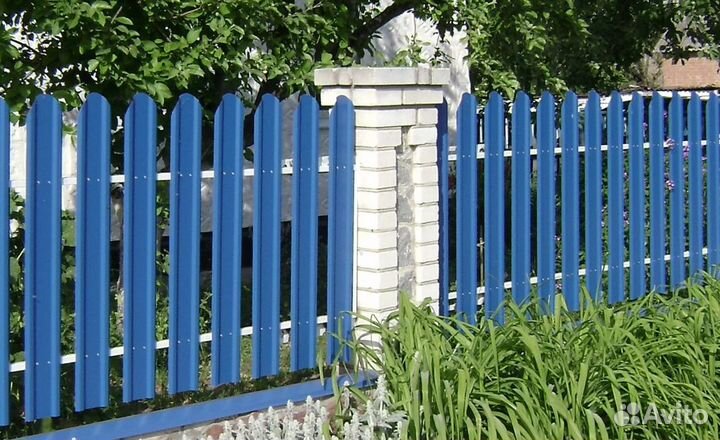 Забор металлический с металлическими столбами под