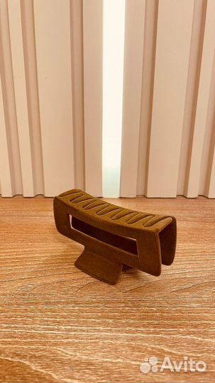 Заколка краб бархатный бежевый для волос