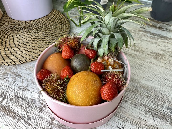 Набор экзотических фруктов (манго, ананасы, мараку