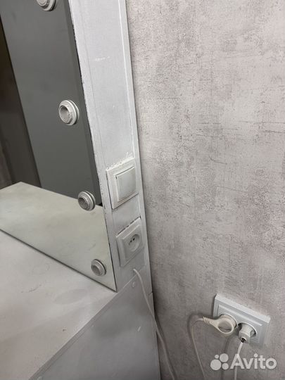 Туалетный столик с зеркалом и подсветкой