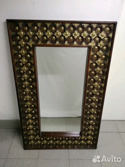 Дизайнерское зеркало из палисандра с чеканкой