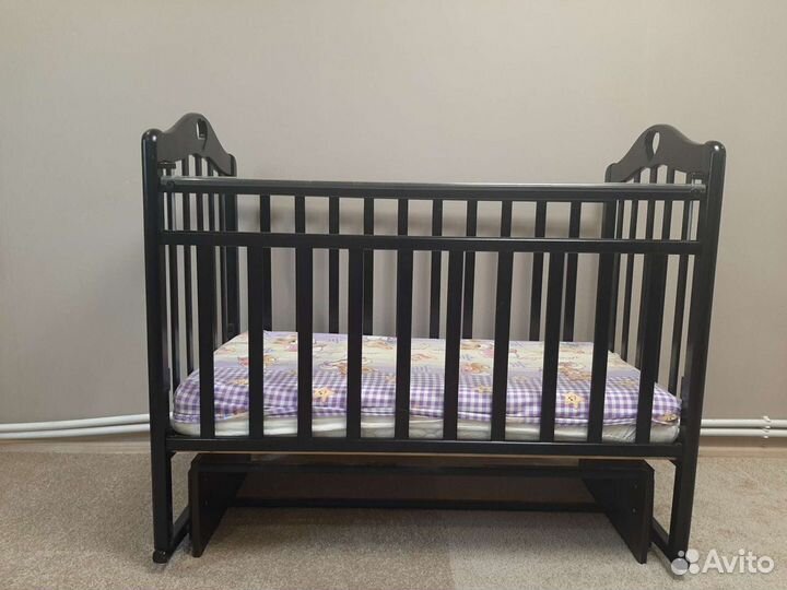 Детская кроватка с маятником