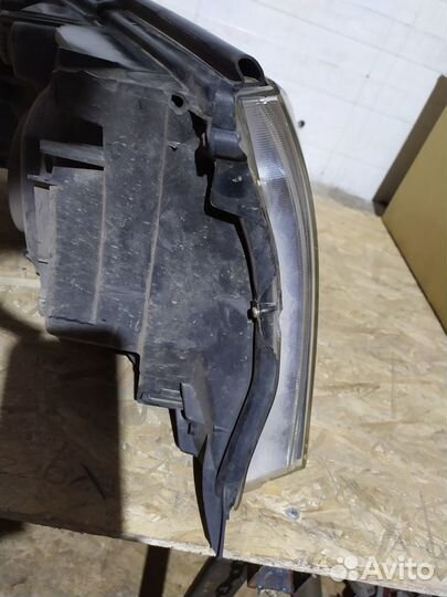 Фара передняя левая Toyota LC 200