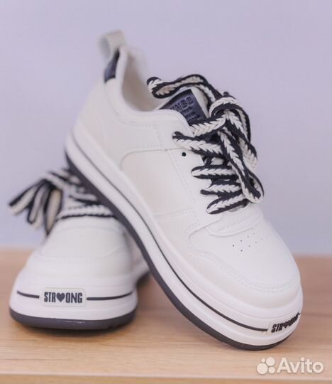 Кроссовки женские