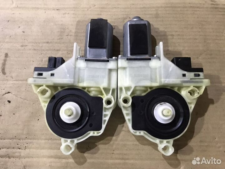 Моторчик стеклоподъемника Порше Панамера