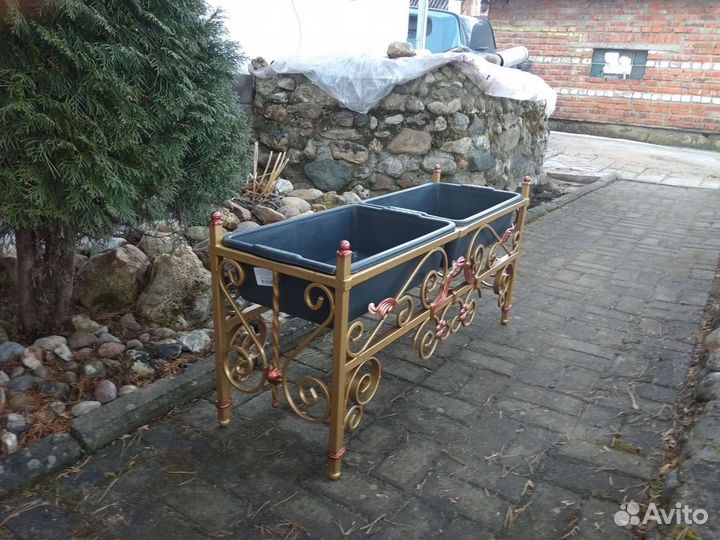 Кованая цветочница