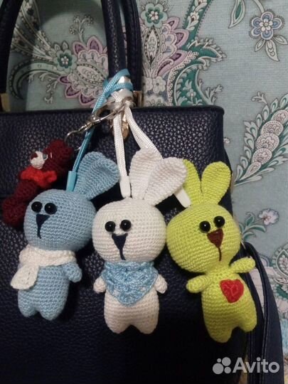 Вязаные крючком зайчики - брелки для рюкзачков
