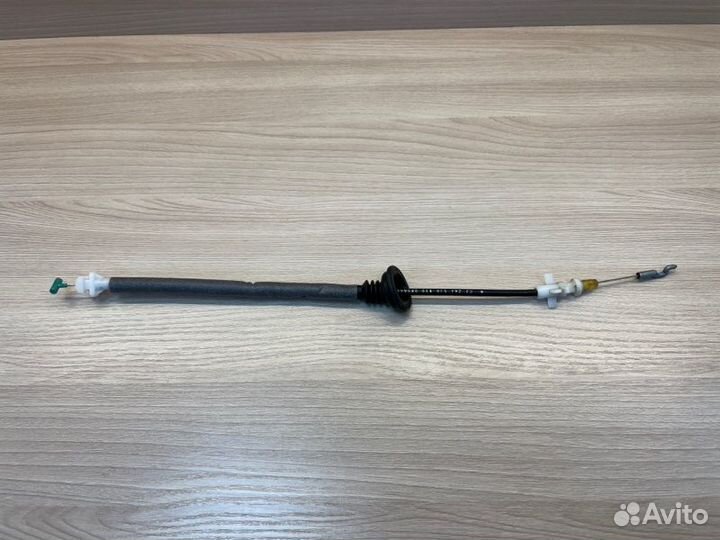 Трос замка двери задний левый Skoda Rapid