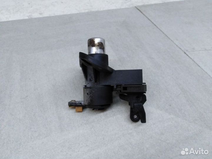 Вставка замка багажника