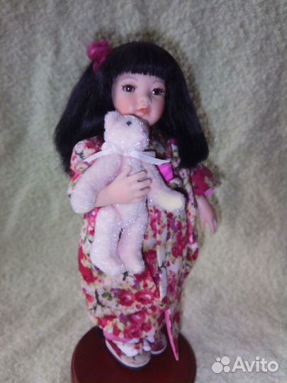 Кукла фарфоровая коллекционная Paulinette Айко