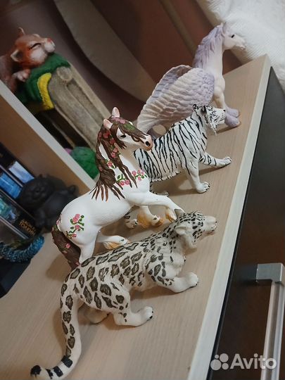 Фигурки животных и лошадей