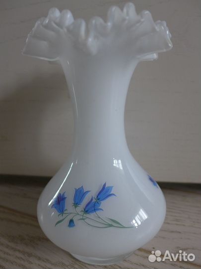 Ваза из молочного стекла, Чехия