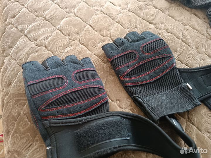 Спортивные блины, эспандер и перчатки