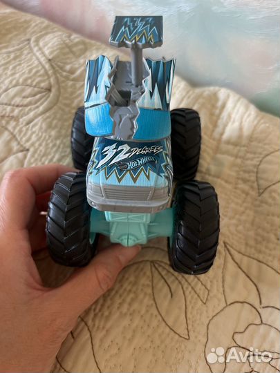 Машина Hot wheels monster trucks