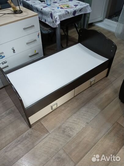 Детская кроватка с маятником