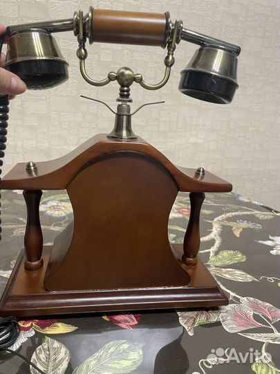 Старинный стационарный телефон