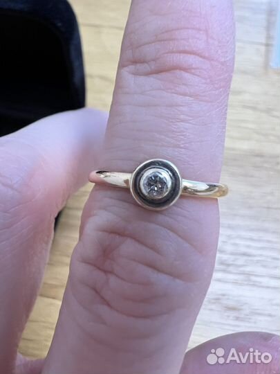 Кольцо с бриллиантом