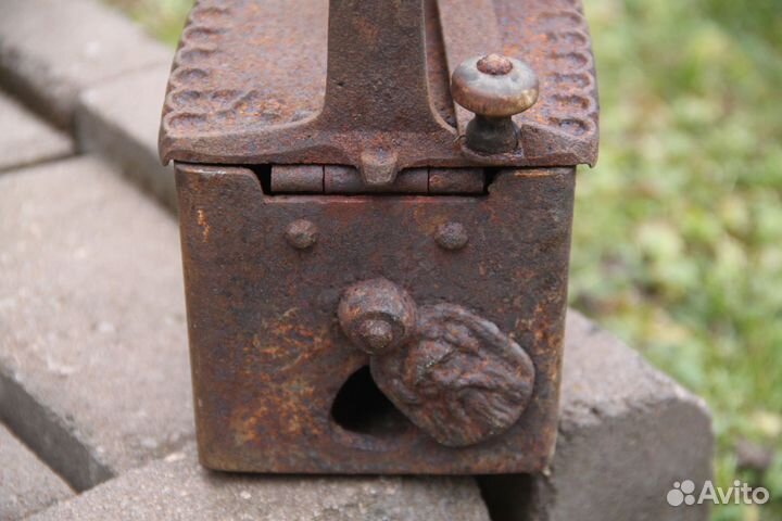 Утюг с трубой угольный старинный 19 век Номер №7