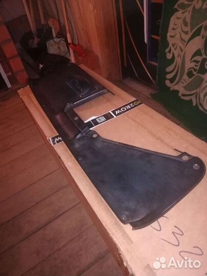 Пластмассовая обшивка на крышку багажника