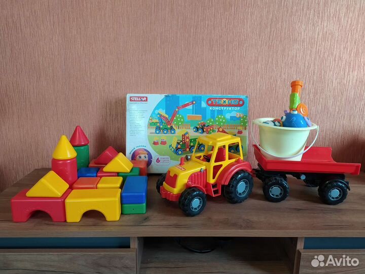 Набор игрушек мальчику:трактор,конструктор,рыбалка