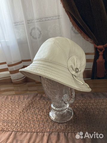 Шляпка кожанная белая демисезон
