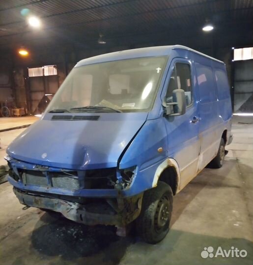 Капот со следами дтп (вмятина)