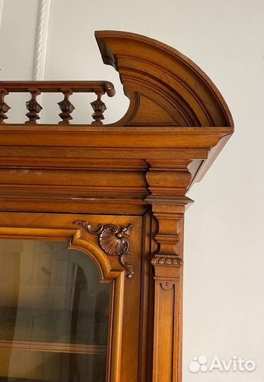 Антикварный книжный шкаф