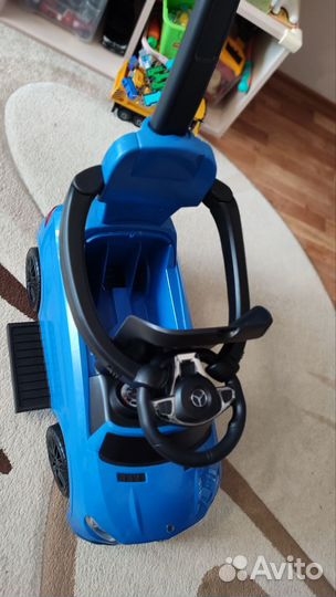 Машинка толокар с родительской ручкой