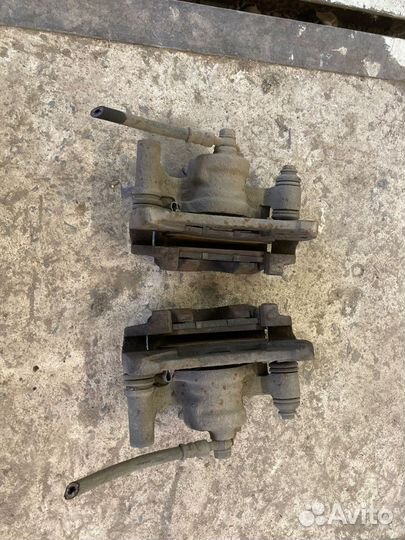 Суппорт задний правый toyota avensis 220