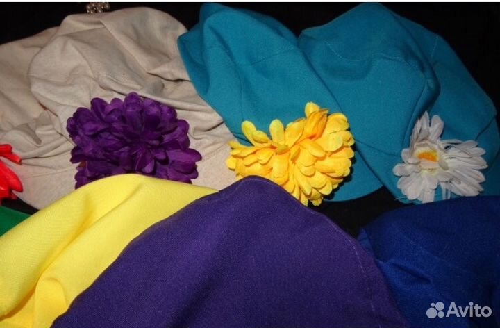 Картузы мужские разных цветов, ложки, трещотки