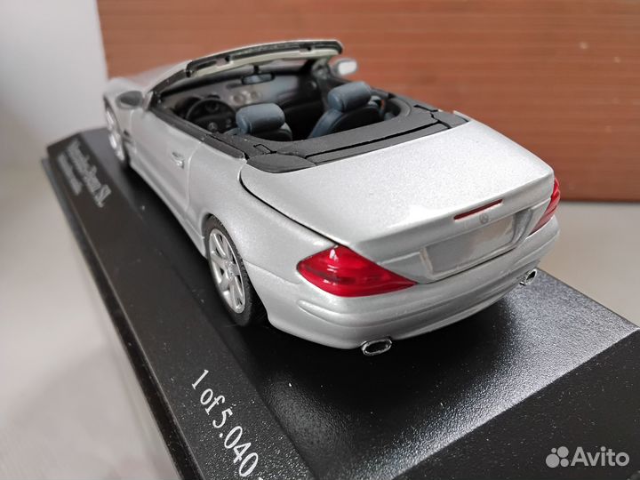 Модель автомобиля Mercedes-Benz SL (2001г.) 1/43