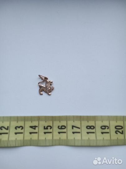 Золотая подвеска лев