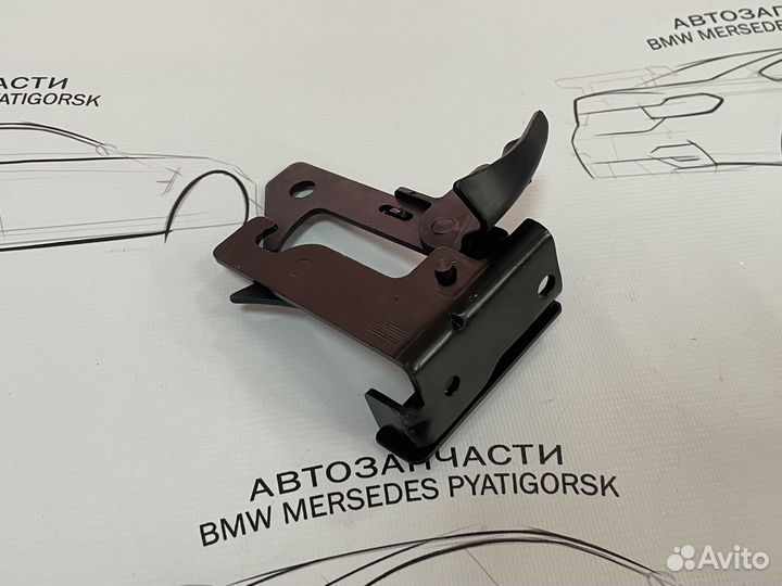 Крюк фиксации капота Mercedes новый W213 W205 X253