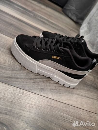 Кроссовки женские