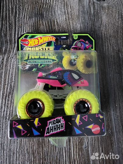 Hot wheels monster trucks светится в темноте